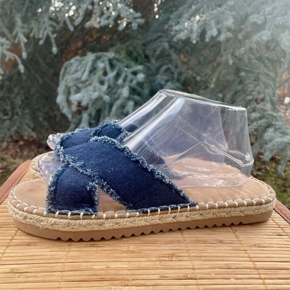 Adorable Frayed Blue Demin Crisscross Strap Flat Espadrille Slide Sandals. 8.5 - Picture 7 of 8